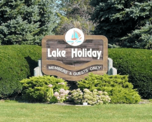 lake holiday entrance sign